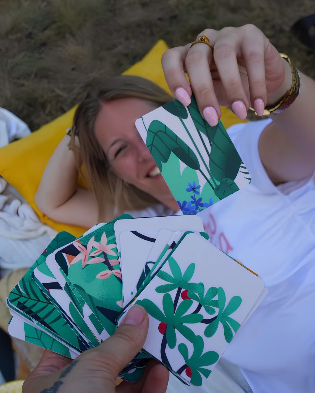 Choisir une carte SOLÜM Une femme pioche une carte SOLÜM